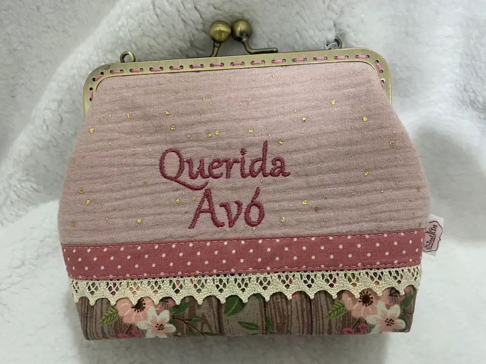 Bolsa de boquilha em tecido rosa com as palavras Querida Avó bordadas, renda e barra floral.