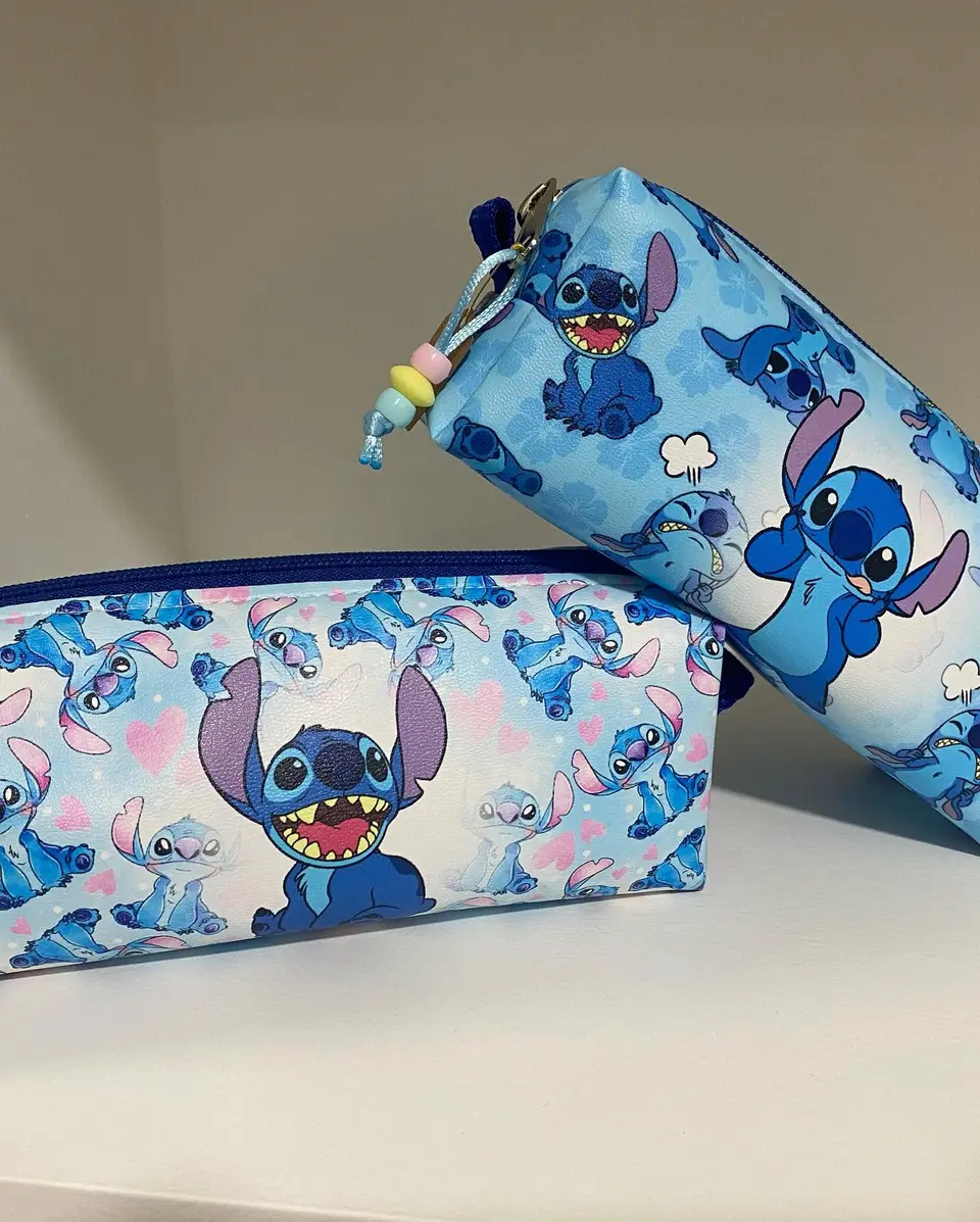 Dois estojos com fecho em tecido azul estampado com o Stitch.